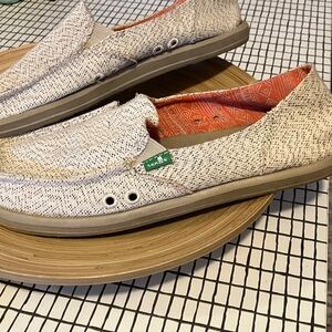 Sanuk Women's Cream and Tan Flats